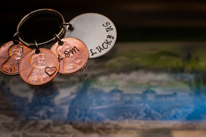 Special key ring to the groom with coins and dates engraved