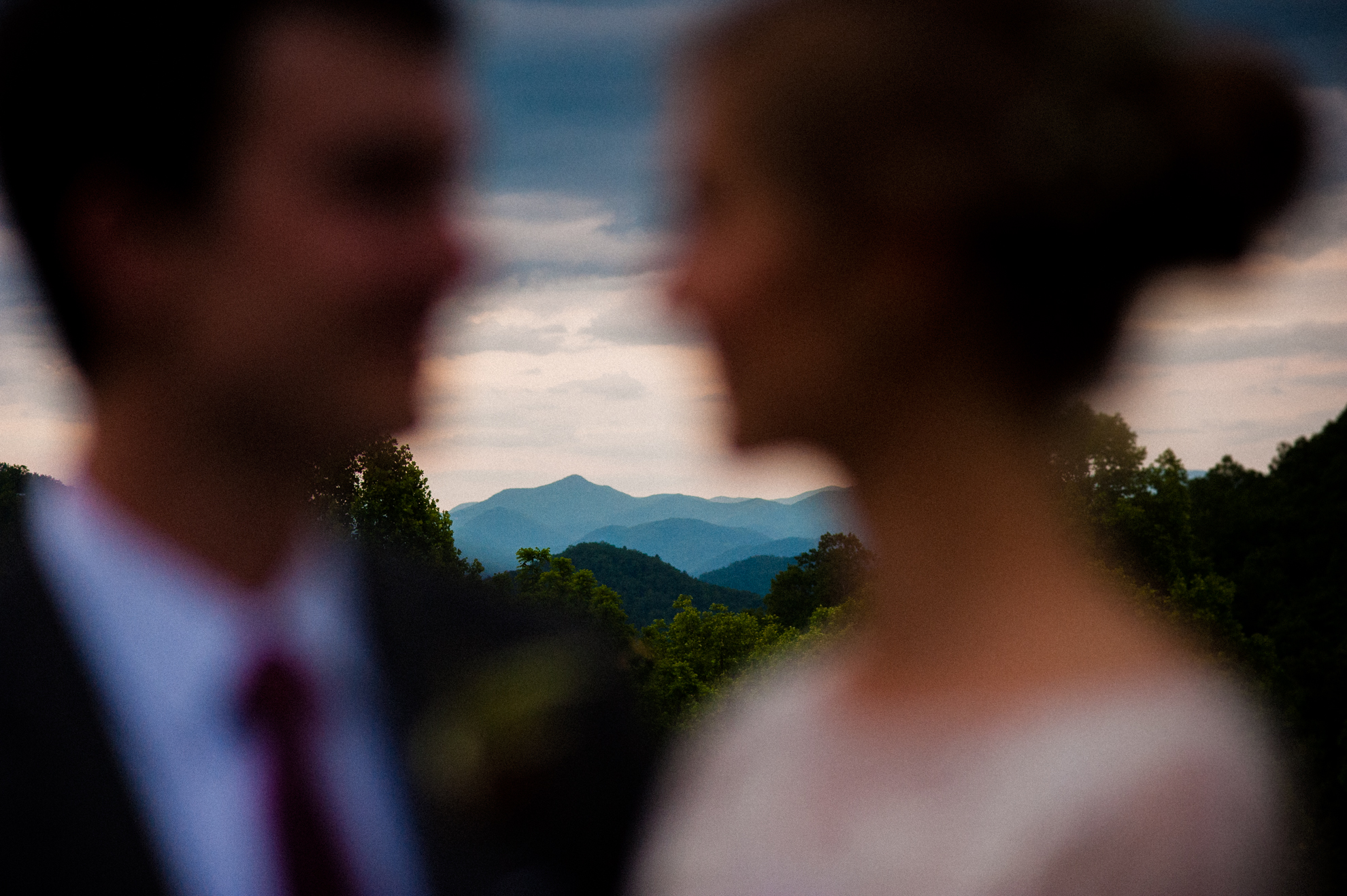 bride and groom silohuette at sunset in the mountains 